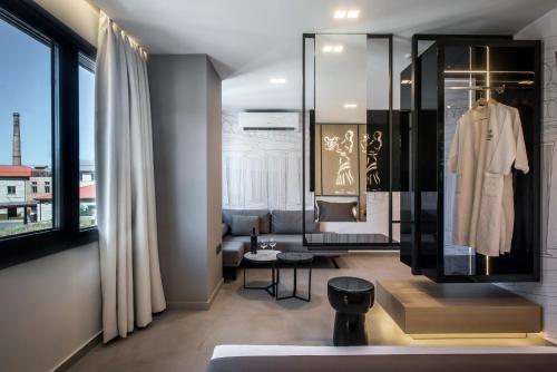 海若克利欧Lavris City Suites的一间更衣室,窗户上装有白色的外套