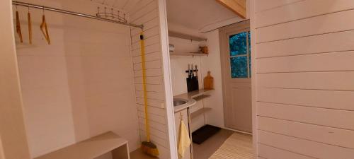 拉脱维亚Kempings Saulkrastos的带淋浴和盥洗盆的浴室