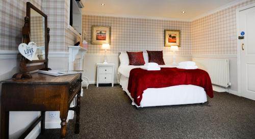 ChirnsideTHE Waterloo Arms Hotel的一间卧室配有两张床和梳妆台。