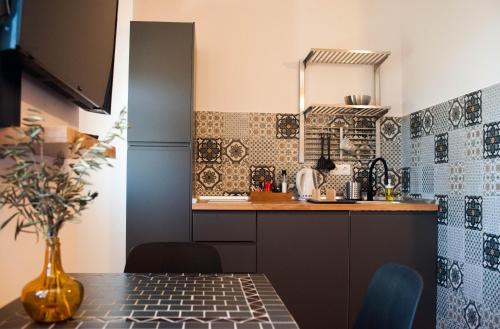 奥帕提亚Kiwi Studio的厨房配有桌子和台面