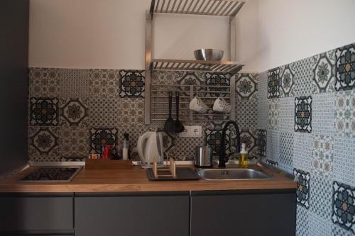 奥帕提亚Kiwi Studio的厨房配有水槽和台面