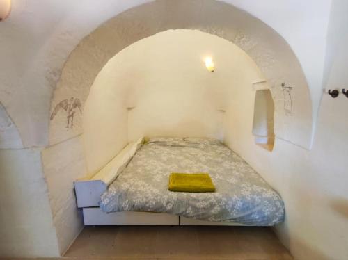 马丁纳弗兰卡Trullo Cicerone的一间卧室,配有拱形床