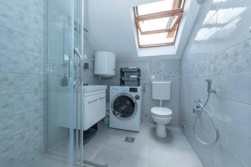 科托尔Apartment Vento di Bocche的一间带洗衣机和卫生间的浴室