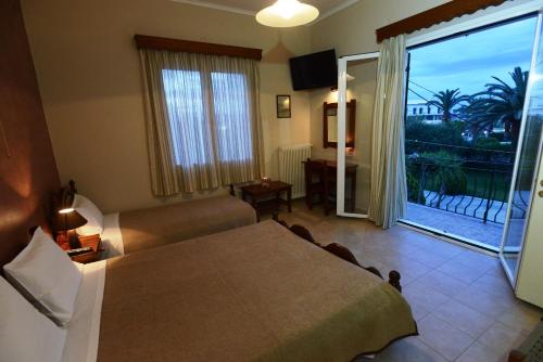 帕拉马阿尔戈酒店的一间卧室配有一张床,客厅设有阳台
