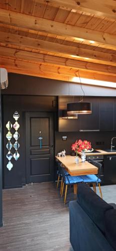 阿特米达Accessible Luxury的一间带桌子的用餐室和一间厨房