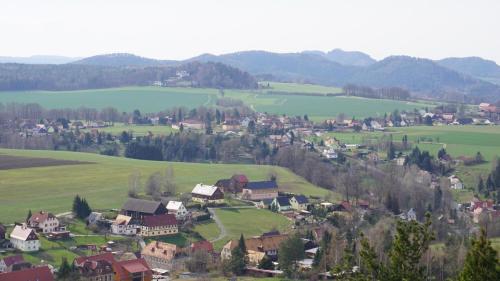 ReinhardtsdorfFerienwohnung Berger的绿色山谷中的小镇,有房子