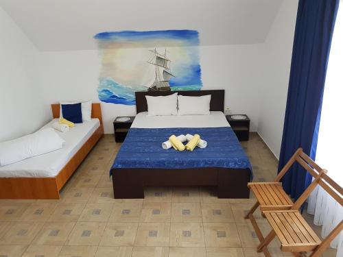 北马马亚-讷沃达里EL Capitano - Mamaia Nord的卧室配有一张床,画有船