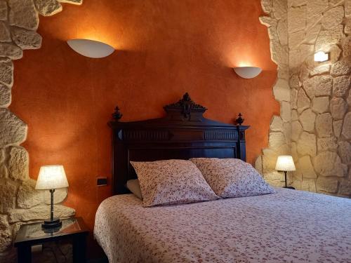 欧巴涅Résidence Royal Palmeraie的一间卧室配有一张床和两张台灯。