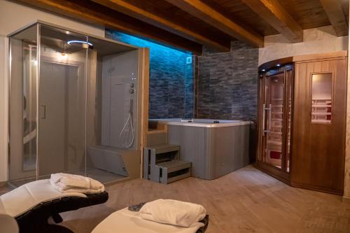 罗通达Dimora Del Corso的带浴缸、水槽和淋浴的浴室