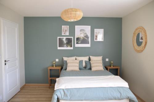 ChampguyonLes Rougemonts Eucalyptus的一间卧室拥有蓝色的墙壁,配有一张带枕头的床。