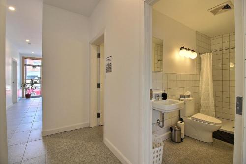 拉图克Chambres en ville La Tuque的一间带卫生间和水槽的浴室