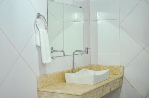 莫罗圣保罗Pousada Morro Tropical的一间带水槽和镜子的浴室