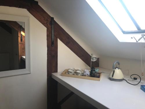 克雷迪顿St Michaels House的客房设有天窗和带镜子的桌子。