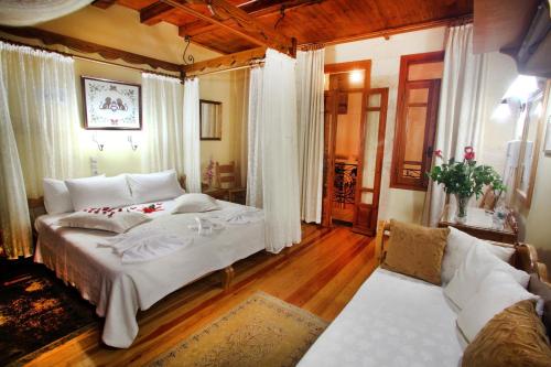 干尼亚帕拉佐迪皮特罗公寓酒店的一间卧室配有一张大床和一张沙发