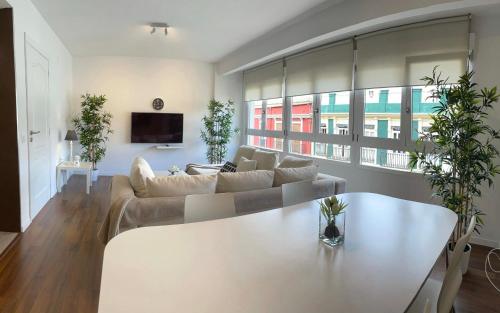 瓦伦西亚Apartamentos Sevilla的客厅配有沙发和桌子