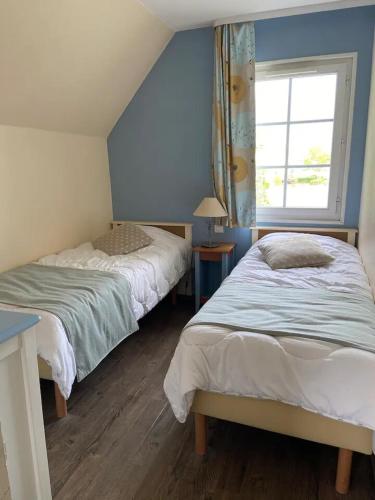 马翁普拉日堡Pepper Lake的一间卧室设有两张床和窗户。