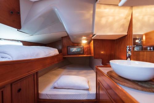 拉罗谢尔NUIT SUR UN BATEAU的一间带水槽的浴室和船上的一张床