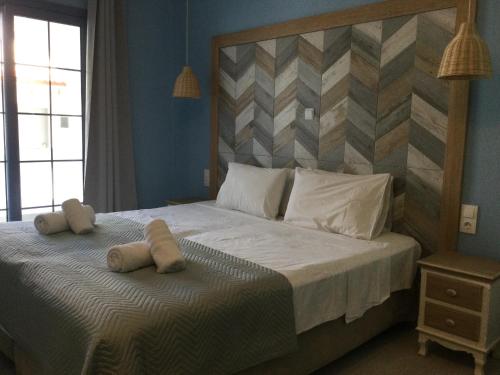 新马尔马拉斯Hotel Sweet Home的一间卧室,配有一张带两个泰迪熊的床