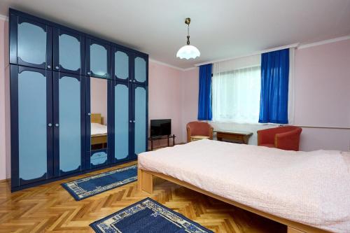 索科矿泉村Apartmani Stanojevic Sokobanja的卧室配有一张床和一张桌子及椅子