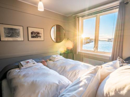 亨宁斯韦尔Villa Bryggekanten - by Classic Norway Hotels的带窗户的客房内的两张床