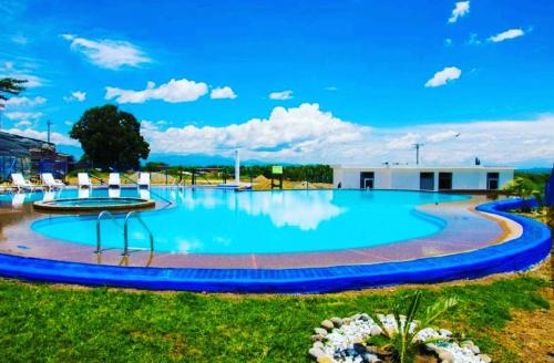 蒙特内哥罗Apartamento privado a 2 kilometros del Parque del Café的一座蓝色的大型游泳池
