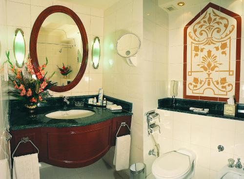 阿瓦里拉合尔酒店的一间浴室