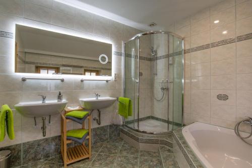 斯拉德明Landhaus Hinteregg Apartment的浴室配有水槽、淋浴和浴缸。