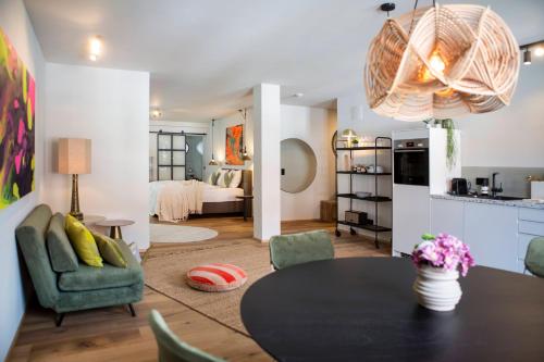 巴特绍尔高Livingloft Apartments的一间带餐桌的客厅和一间厨房