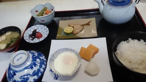 今治市Komecho Ryokan / Vacation STAY 33206的盘子里放有寿司和米饭的食物