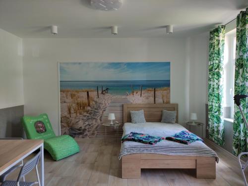 乌斯特卡Apartamenty Bulwar Nadmorski, Ustka的卧室的墙上挂有海滩壁画