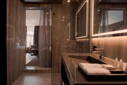 诺尔雪平The Lamp Hotel & Spa的一间带水槽和镜子的浴室