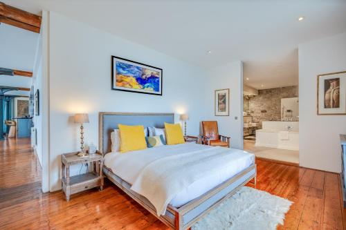 普里茅斯威廉皇家庭院公寓 的一间卧室配有一张带黄色枕头的大床
