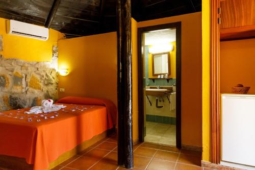 EsteponaHotel Selwo Lodge - Animal Park Tickets Included的客房设有桌子和带水槽的浴室