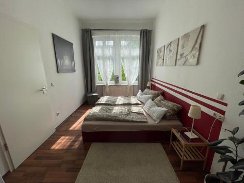 莱比锡LE-Citywohnung-II的一间卧室设有两张床和窗户。