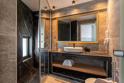 耶奥伊乌波利斯Delfina Boutique Hotel的一间带水槽和镜子的浴室
