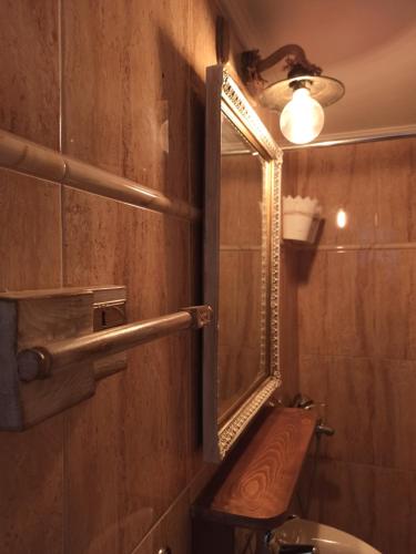 拉夫里翁KD Vintage Home的浴室设有镜子、盥洗盆和卫生间