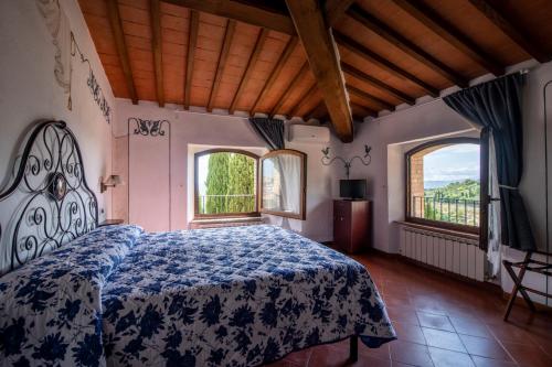 蒙塔尔奇诺奥利维拉韦基亚酒店的一间卧室设有一张床和两个窗户。