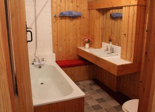 邓莫尔东Wreckers Cottage的带浴缸和盥洗盆的浴室