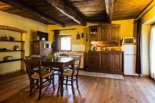 Relais Dei Cesari的厨房或小厨房