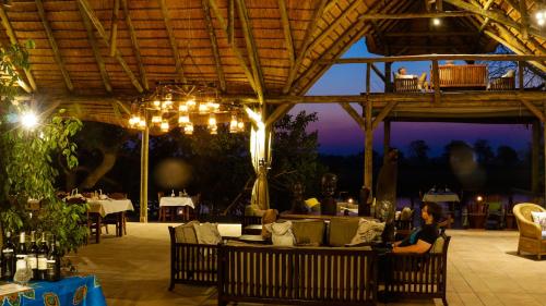 KongolaLianshulu Lodge的一间有椅子坐在屋顶下的餐厅
