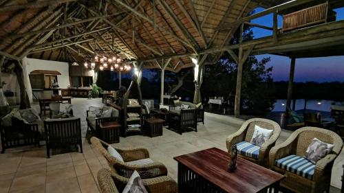 KongolaLianshulu Lodge的一个带桌椅的庭院和一间餐厅