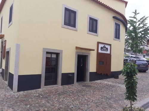 米兰德拉Taska Vila Velha的两扇门在建筑的一侧