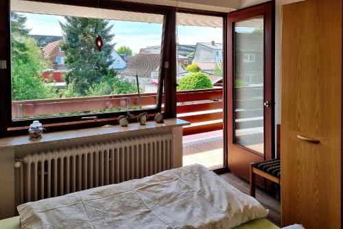胡苏姆Ferienwohnung Alte Liebe的一间卧室设有一张床和一个大窗户