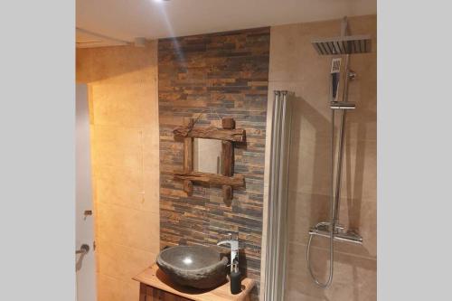 GainfordCosy Cottage的带淋浴的浴室和石墙