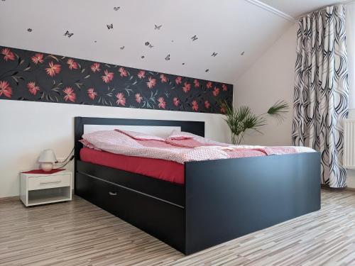 卡克特采Pivnička pod Čachtickým hradom的一间卧室配有一张带红色床单的大床
