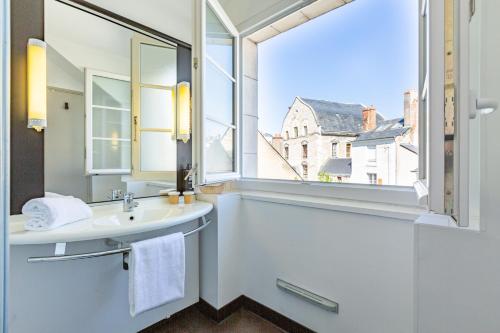 布鲁瓦布卢瓦中心城堡宜必思酒店的一间带水槽和窗户的浴室