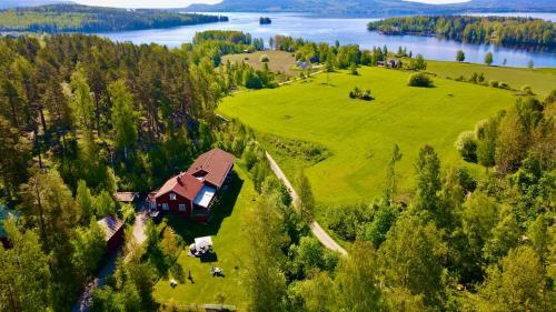 Segersta库勒巴卡宾馆的享有高山上房屋的空中美景和湖景