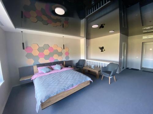 乌曼岛Апартаменты Well - Being的一间卧室配有一张床和一面心灵墙