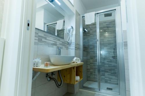 贾迪尼-纳克索斯Teddu B&B的一间带水槽和淋浴的浴室