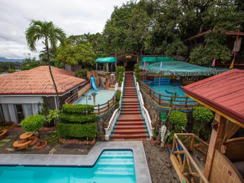 安蒂波洛OYO 588 Sunrock Resort的度假村内带滑梯的游泳池